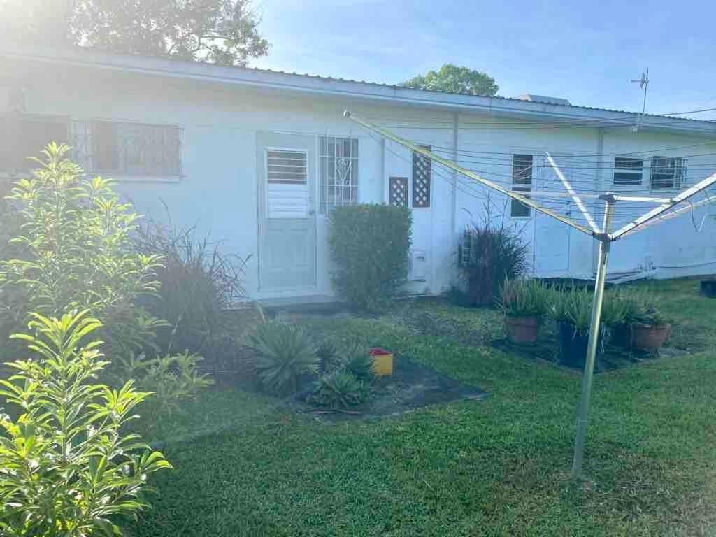 West Coast 1 Bedroom Apartment 66 - Close To Beach Saint James Exterior photo